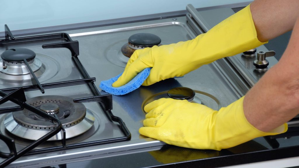 Wie man die Küchenherd von Fett befreit: praktische Tipps und die besten Mittel