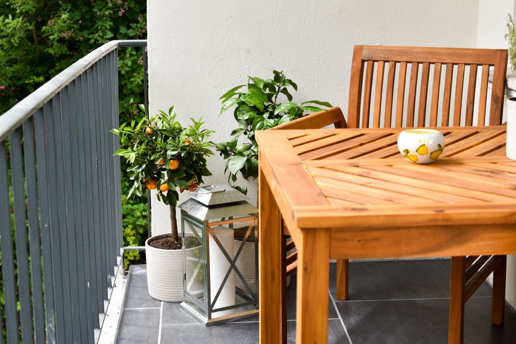 Wie richtet man einen Balkon ein: praktische Tipps für Komfort und Stil