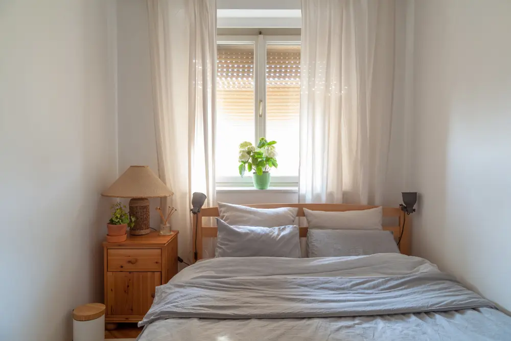 Kleine Schlafzimmer einrichten: Diese Farben machen den Raum noch enger