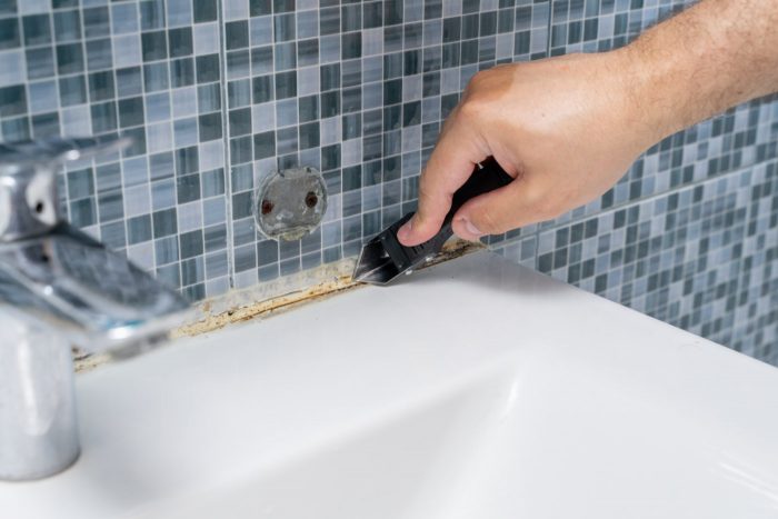 Schimmel im Bad bekämpfen: Ursachen, Tipps und Kosten Schimmel im Bad bekämpfen: Ursachen, Tipps und Kosten