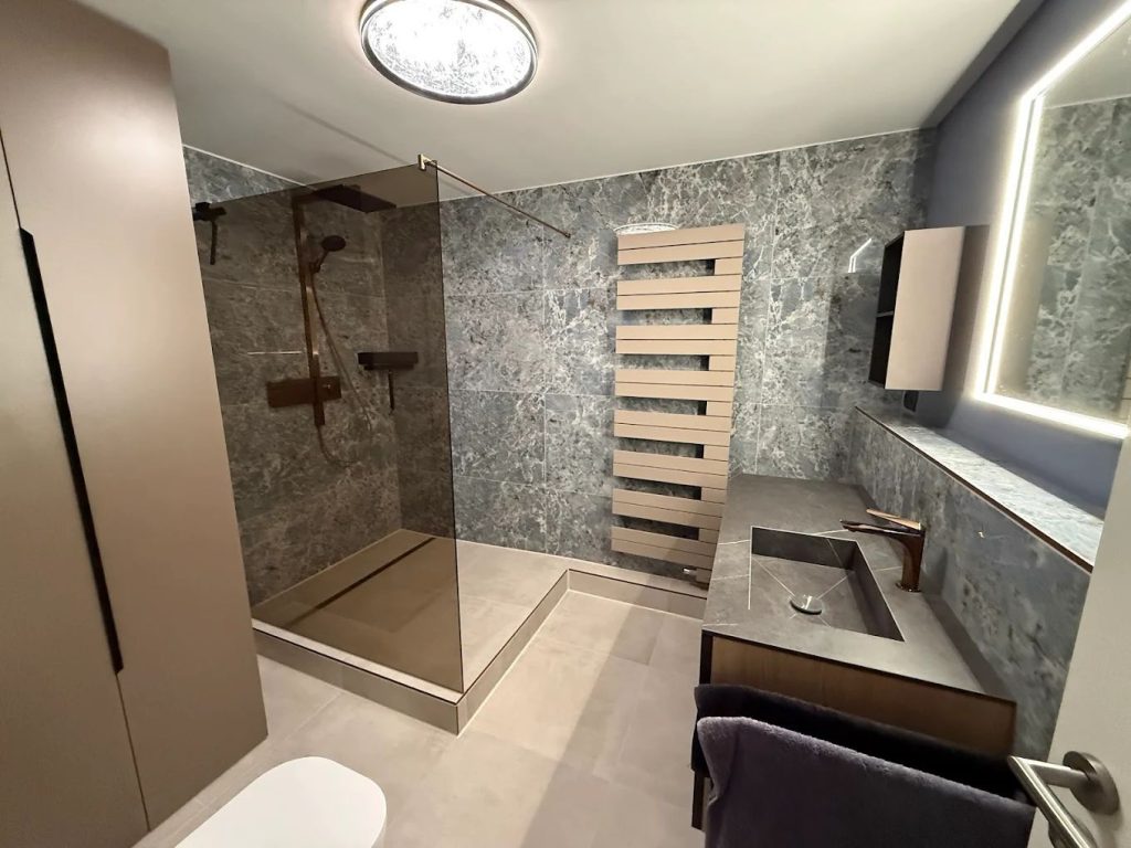 Badezimmer Fliesen lösen sich: Reparatur, Kosten und Tipps