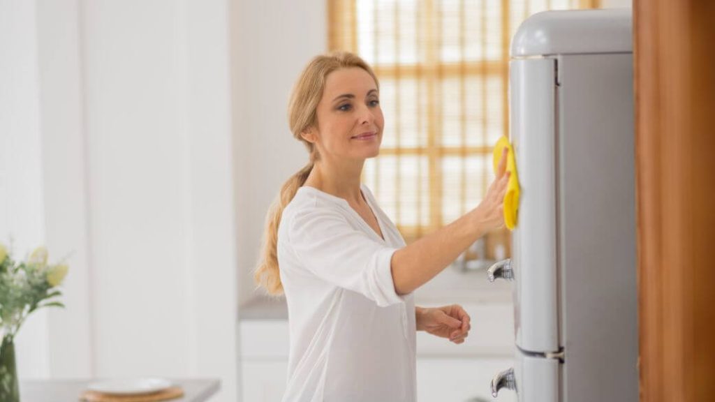 Kühlschrank reinigen: So entfernen Sie Fett und Gerüche Kühlschrank reinigen: So entfernen Sie Fett und Gerüche
