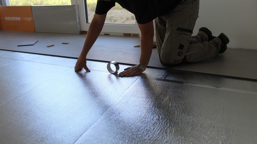 Trittschalldämmung unter Laminat und Vinyl: Was in Mehrfamilienhäusern wichtig ist