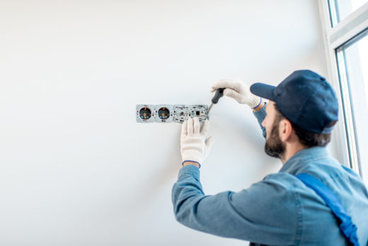 Steckdosen versetzen in der Wohnung: Regeln, Kosten und Sicherheitsfragen