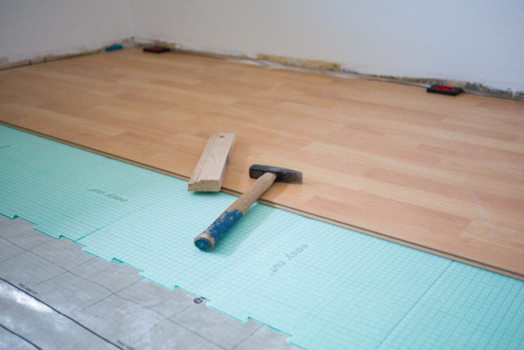 Trittschalldämmung unter Laminat und Vinyl: Was in Mehrfamilienhäusern wichtig ist