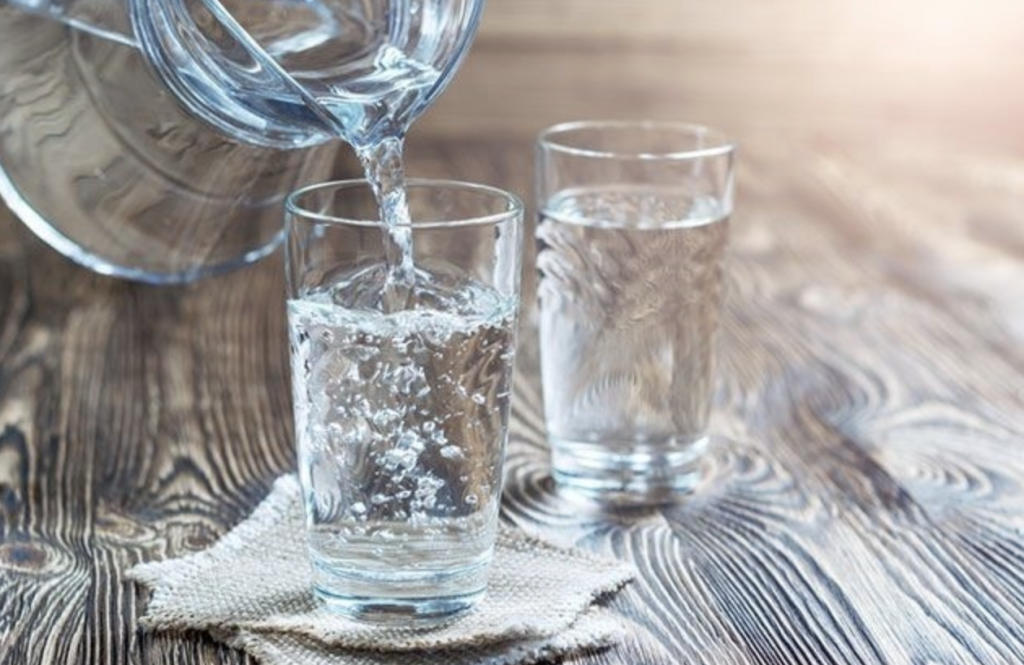 Wie viel Wasser sollte man täglich trinken?  Empfehlungen für 2026