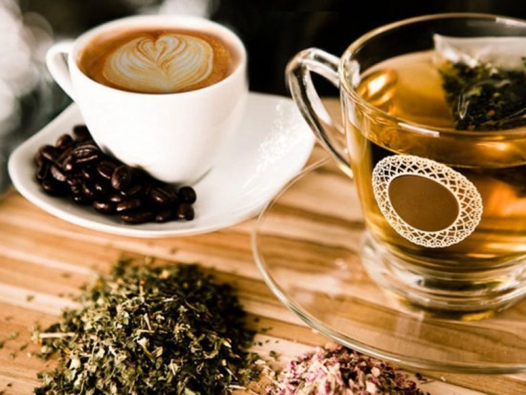 Kaffee oder Tee im Sommer: Was dem Körper bei Hitze wirklich hilft