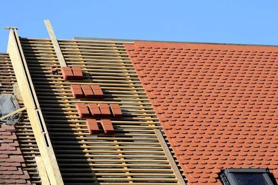 Dach neu decken 2026: Kosten pro Quadratmeter und Materialvergleich