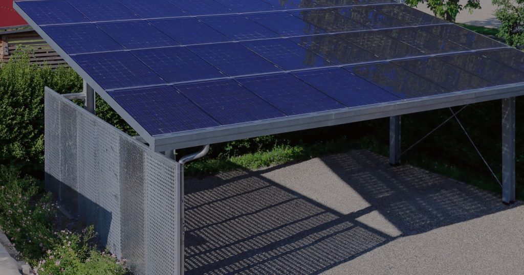 Solar-Carport 2026: Photovoltaik über dem Auto — Kosten und Genehmigung