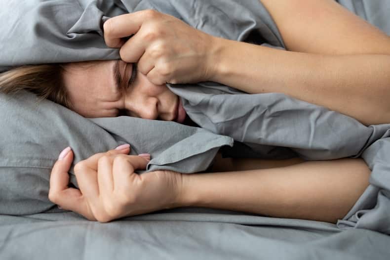 Schlaflosigkeit bei Hitze: Ursachen, Fehler am Abend und was wirklich hilft