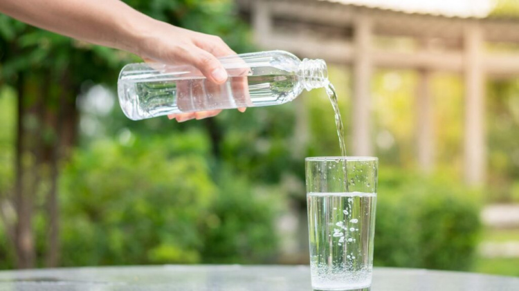 Wie viel Wasser sollte man bei Hitze trinken? Das raten Gesundheitsexperten Wie viel Wasser sollte man bei Hitze trinken? Das raten Gesundheitsexperten