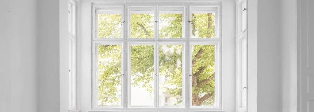 Fenster-Material 2026: Kunststoff, Holz oder Aluminium — alle Vor-, Nachteile und Kosten im Vergleich.
