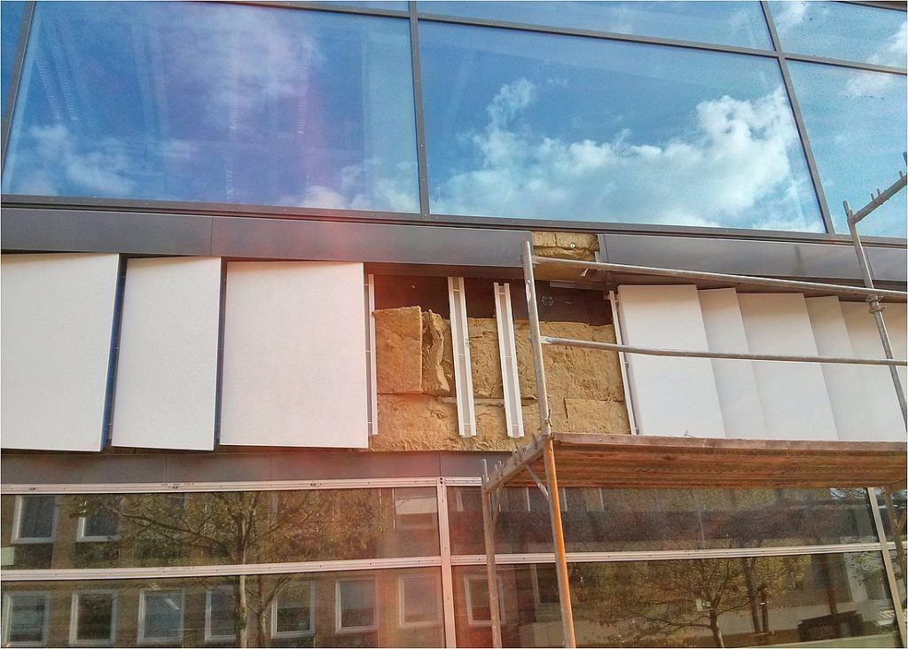Vorhangfassade 2026: Holz, Klinker und Schiefer im Vergleich Vorhangfassade 2026: Holz, Klinker und Schiefer im Vergleich