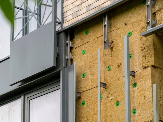 Vorhangfassade 2026: Holz, Klinker und Schiefer im Vergleich