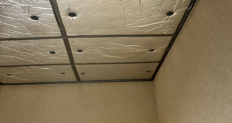 Schallschutz in der Wohnung 2026: So wird es zu Hause spürbar ruhiger.Welche Fenster, Türen und Dämmung wirklich helfen